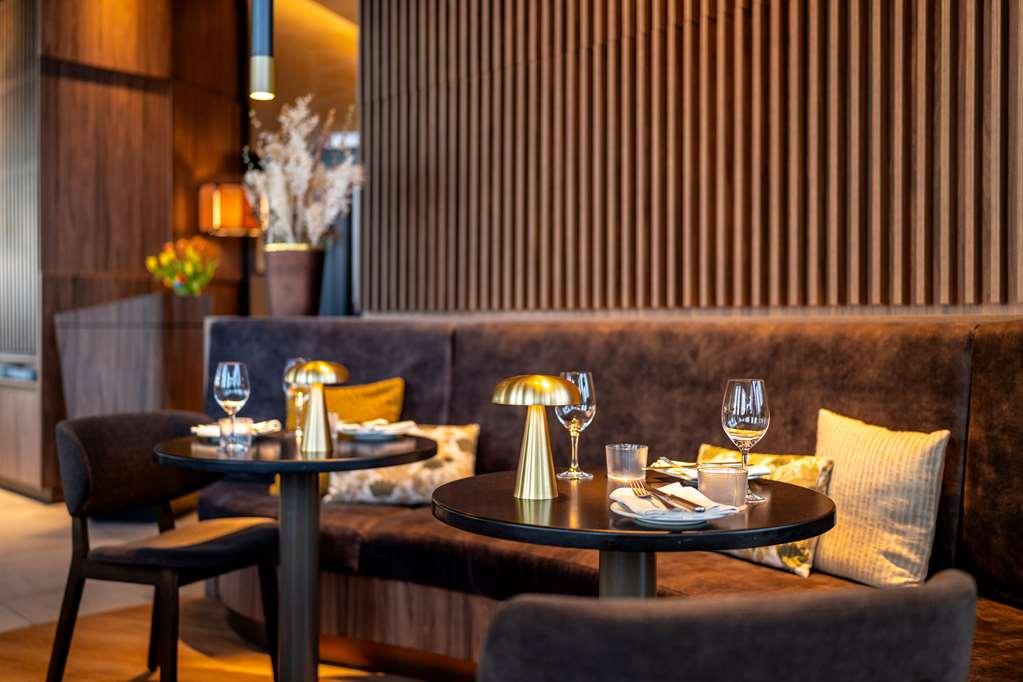 Radisson Blu Hotel At Porsche Design Tower Stuttgart Restaurant photo