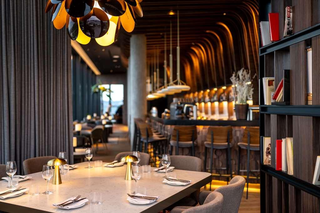 Radisson Blu Hotel At Porsche Design Tower Stuttgart Restaurant photo